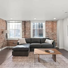 King Bed! - J&K on Main Luxury Apartment 306
