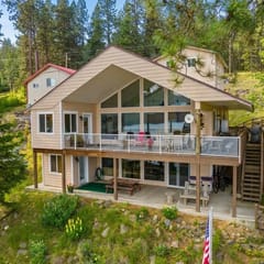 Lakefront, Private Dock w/ Views!