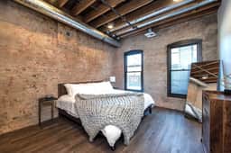 Historic Downtown Loft with King Bed and Wifi - Image 4