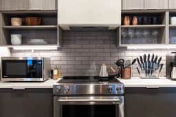 Historic Downtown Loft with King Bed and Wifi - Image 5