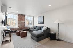 J & K on Main Luxury Apartment 305 - Image 2