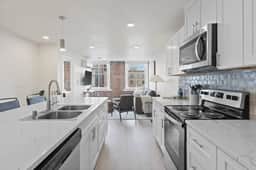 J & K on Main Luxury Apartment 405 - Image 2