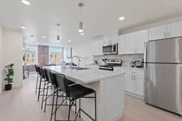 J & K on Main Luxury Apartment 405 - Image 4