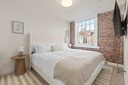 King Bed! J & K on Main Luxury Apartment 402 - Image 4