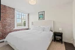 King Bed! J & K on Main Luxury Apartment 403 - Image 4