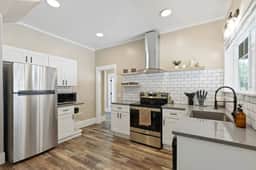 Stunning Craftsman Home in Manito! w/FREE parking! - Image 3