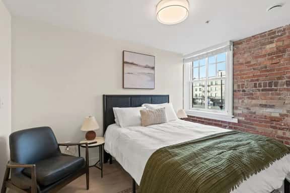 J & K on Main Luxury Apartment 305 - Image 1