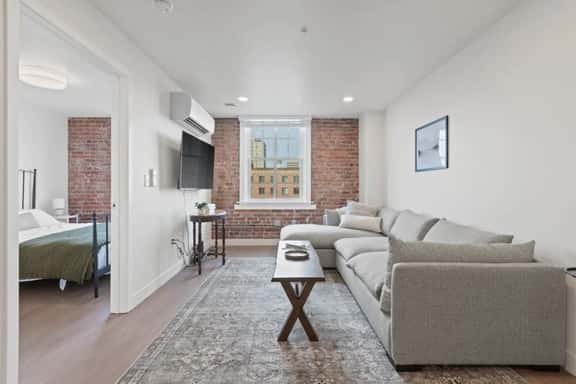 J & K on Main Luxury Apartment 404 - Image 1