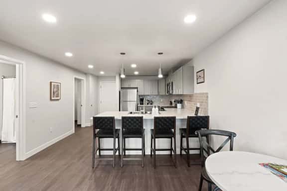 King Bed! - J&K on Main Luxury Apartment 303 - Image 1