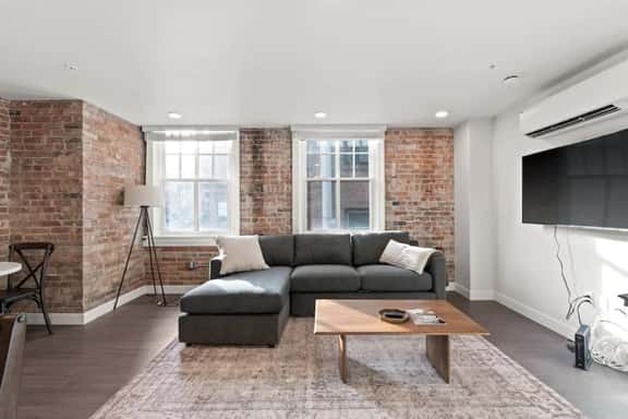 King Bed! - J&K on Main Luxury Apartment 306 - Image 1