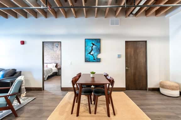 Urban Modern Living PERFECT for long term stays - Image 1