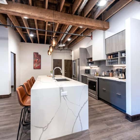Historic Downtown Loft with King Bed and Wifi - Image 1