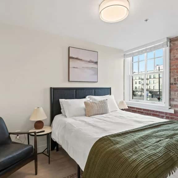 J & K on Main Luxury Apartment 305 - Image 1