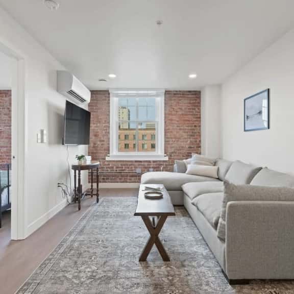 J & K on Main Luxury Apartment 404 - Image 1
