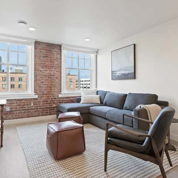 J & K on Main Luxury Apartment 405 - Image 1