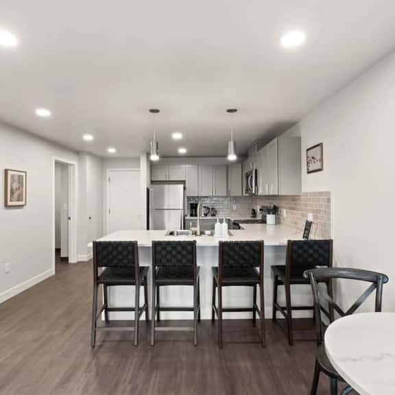 King Bed! - J&K on Main Luxury Apartment 303 - Image 1
