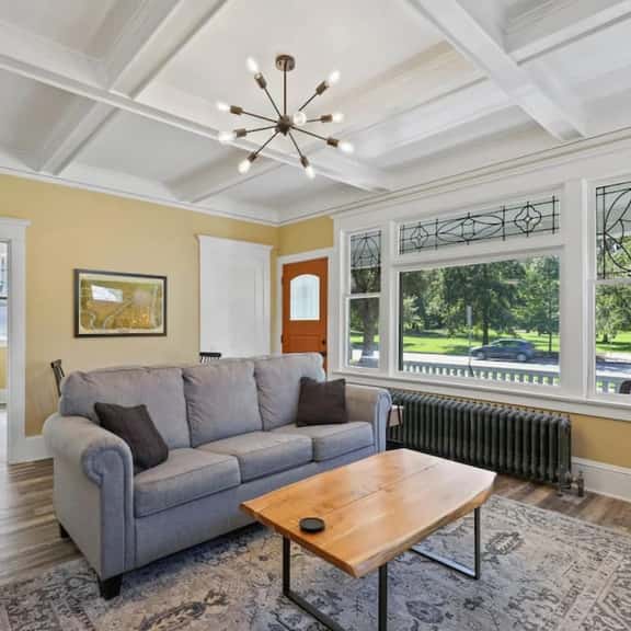 Stunning Craftsman Home in Manito! w/FREE parking! - Image 1