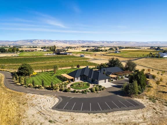 Book the Entire Eleanor Inn! Private Vineyard Stay - Image 3