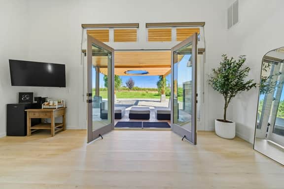 Book the Entire Eleanor Inn! Private Vineyard Stay - Image 5