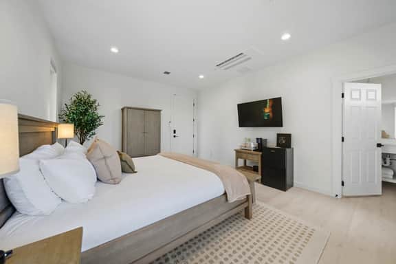 Cleo's Suite - Walk to Caprio Cellars - Image 4