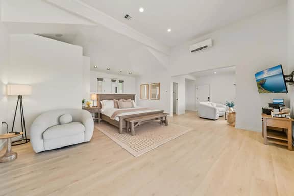 Eleanor's Suite - Walk to Caprio Cellars - Image 2