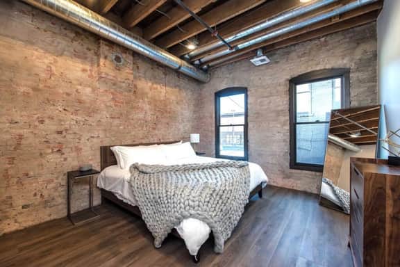 Historic Downtown Loft with King Bed and Wifi - Image 4