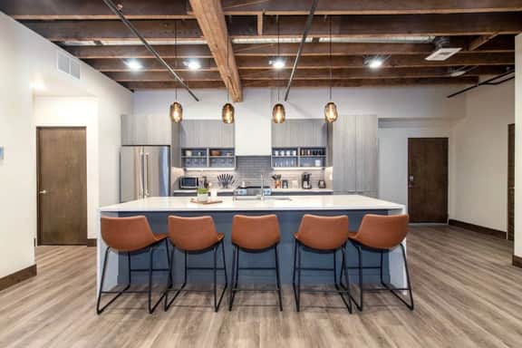 Historic Downtown Loft with King Bed and Wifi - Image 2