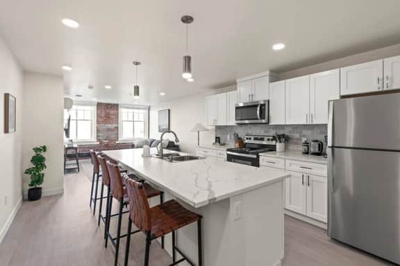 J & K on Main Luxury Apartment 305 - Image 3