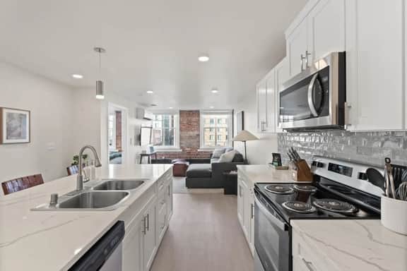 J & K on Main Luxury Apartment 305 - Image 4