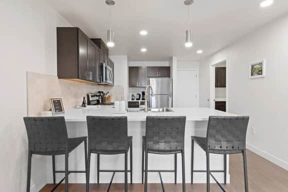 J & K on Main Luxury Apartment 404 - Image 2