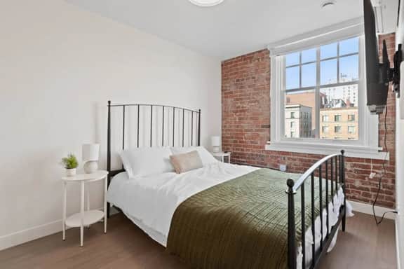 J & K on Main Luxury Apartment 404 - Image 3