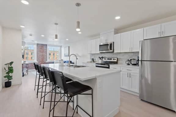 J & K on Main Luxury Apartment 405 - Image 4
