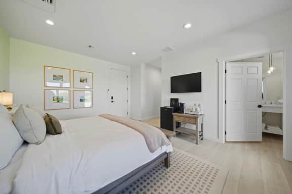Sanitella's Suite - Your Sip & Stay Getaway - Image 3
