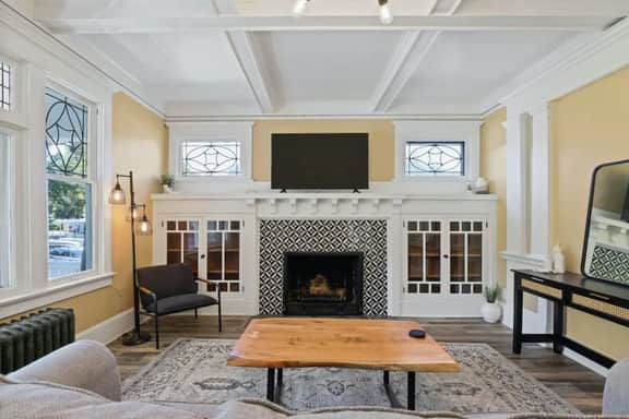 Stunning Craftsman Home in Manito! w/FREE parking! - Image 2