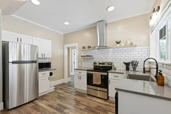 Stunning Craftsman Home in Manito! w/FREE parking! - Image 3