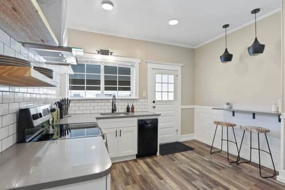 Stunning Craftsman Home in Manito! w/FREE parking! - Image 4