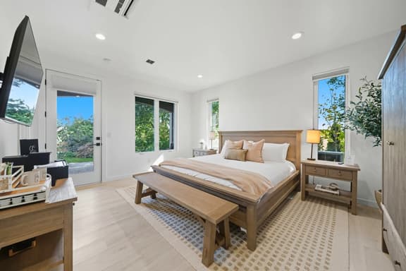 Cleo's Suite - Walk to Caprio Cellars - Image 1