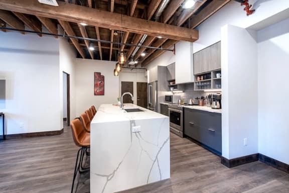 Historic Downtown Loft with King Bed and Wifi - Image 1