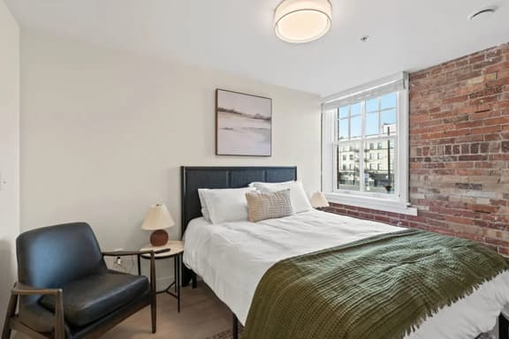 J & K on Main Luxury Apartment 305 - Image 1