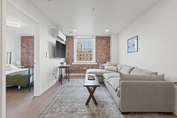 J & K on Main Luxury Apartment 404 - Image 1