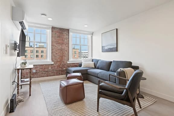 J & K on Main Luxury Apartment 405 - Image 1