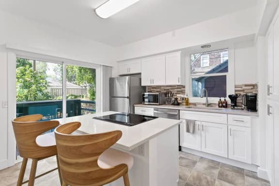 Quaint South Hill Home w/ Luxury King Bed & Wifi! - Image 1