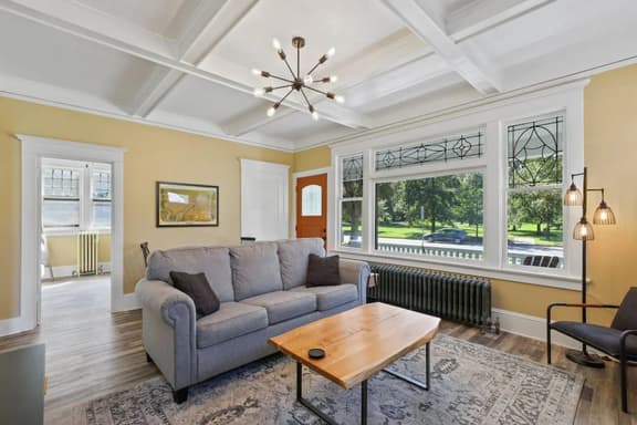 Stunning Craftsman Home in Manito! w/FREE parking! - Image 1