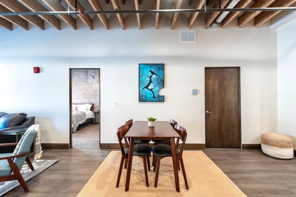 Urban Modern Living PERFECT for long term stays - Image 1